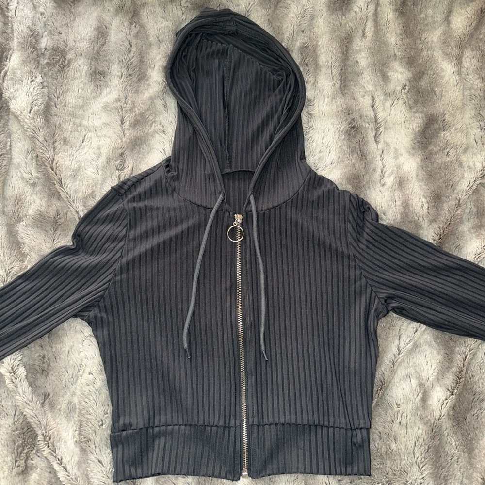 LIKE NEW women’s medium grey/black cropped zip up hoodie